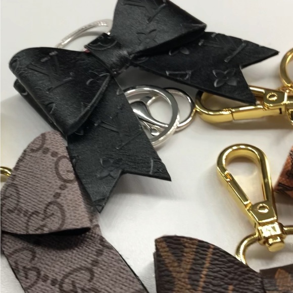 💜 RESTOCKED** Double Sided Bow Keychains - Picture 5 of 10
